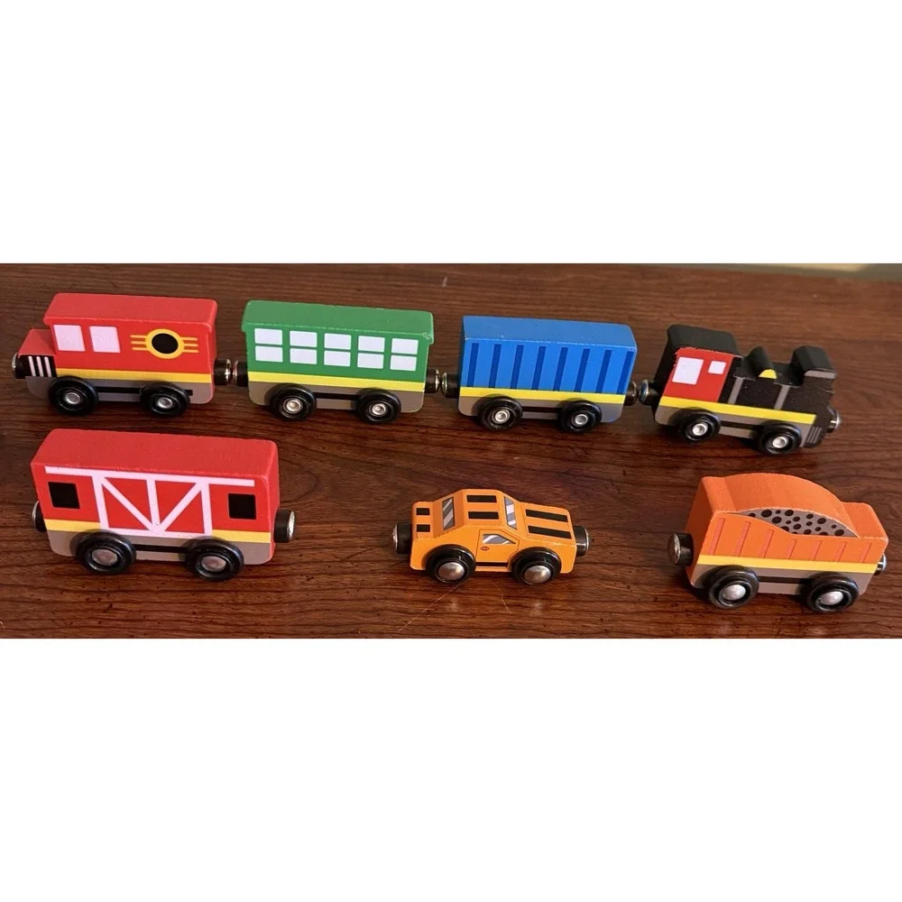 Melissa & Doug Wooden Train Cars Set of 7 Pieces Magnetic‎ Ages 3+.  EUC